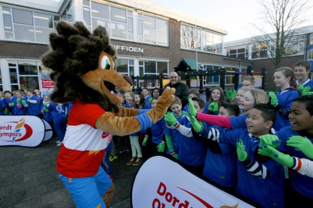 Ook de nieuwe mascotte van Dordt Sport, Luuk de Leeuw, was er bij. (Foto: Thymen Stolk)
