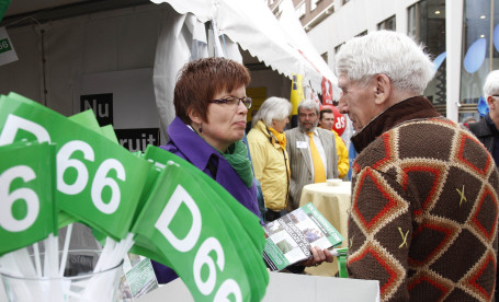 Lijsttrekker Nelleke de Smoker deelt de standpunten van D66 met een voorbijganger.