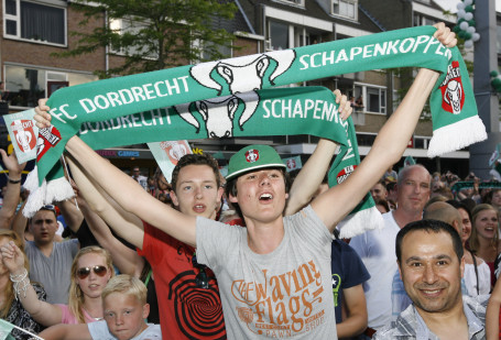 Duizenden supporters bij huldiging Fc Dordrecht