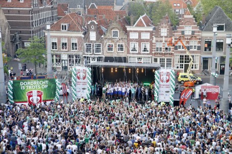 Duizenden supporters bij huldiging Fc Dordrecht21