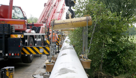 Waterleidingsbuis van 500 meter onder wantij doorgetrokken