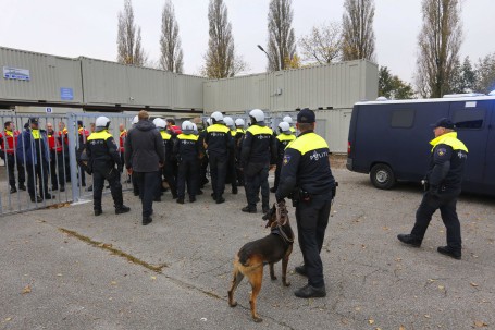 MobieleEenheid oefent in FC Dordrecht stadion