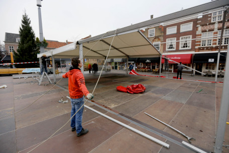 Opbouwen kerstijsbaan Dordrecht