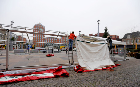 Opbouwen kerstijsbaan Dordrecht