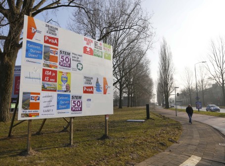 Ophangen verkiezingsposters