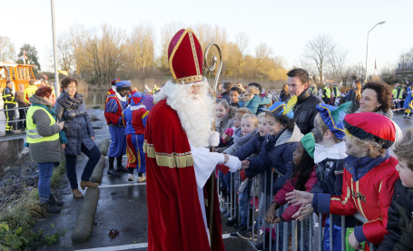 Sinterklaas per boot naar school2