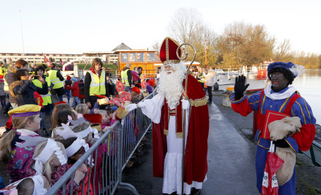 Sinterklaas per boot naar school3