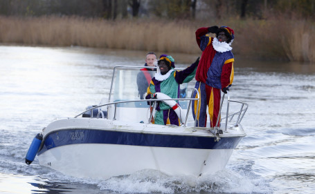 Sinterklaas per boot naar school6