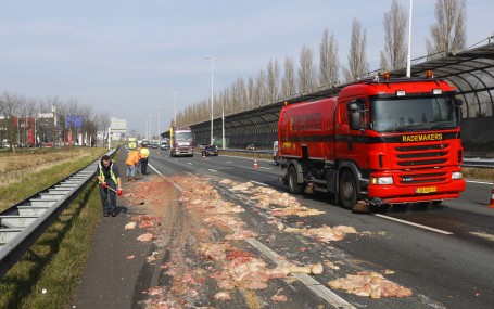 Slachtafval van vrachtwagen gevallen A16-2