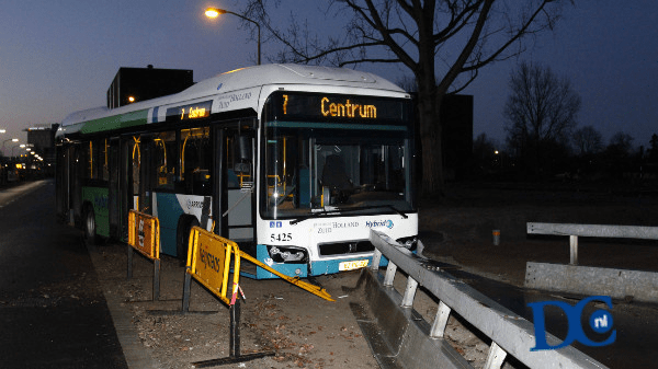 Buschauffeur wordt onwel en rijdt tegen afzetting Buschauffeur wordt onwel en rijdt tegen afzetting
