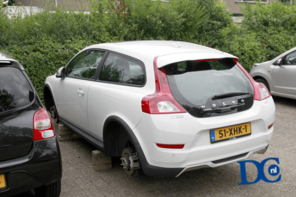 Autowielen ontvreemd in Sterrenburg