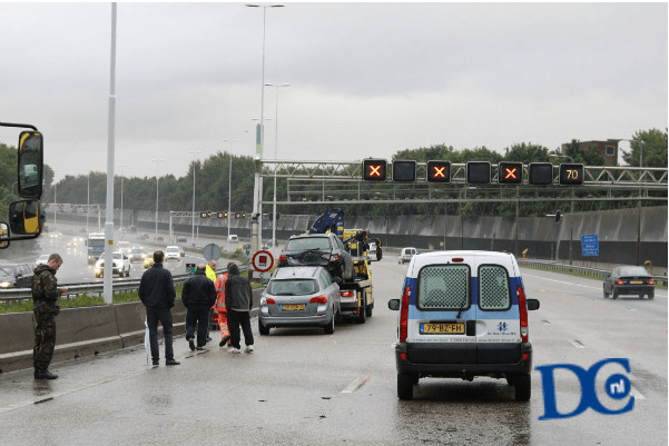 Auto’s op elkaar door wateroverlast op A16