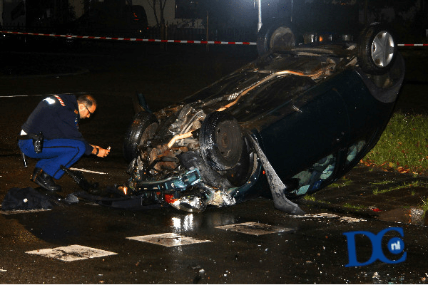 Auto rolt van Weeskinderendijk