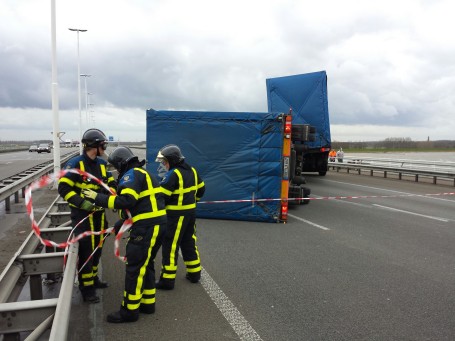 De bestuurder van de vrachtwagen bleef ongedeerd. (Foto: Thymen Stolk)