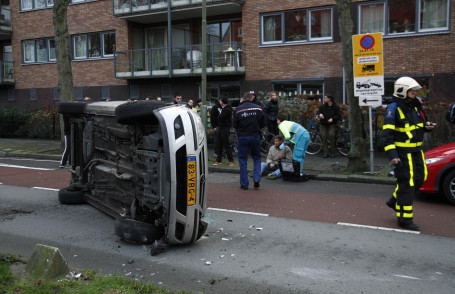 De man kon zelf uit het gekantelde voertuig komen. (Foto's: Thymen Stolk)