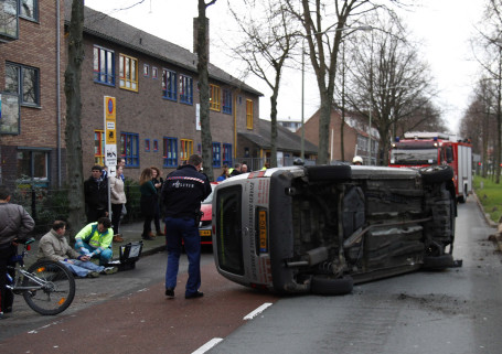 Auto op zijn kant Brouwersdijk2