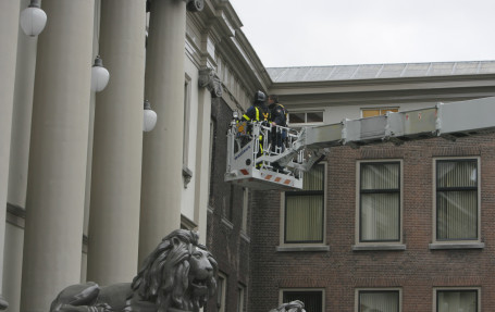 Brandweer helpt politie in onderzoek schietincident stadhuis2