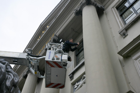 Brandweer helpt politie in onderzoek schietincident stadhuis