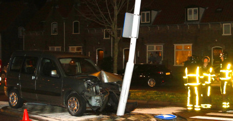 Auto tegen lantaarnpaal2