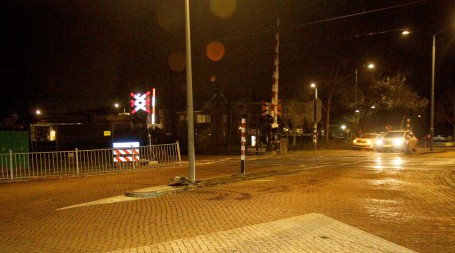 Bij de spoorwegovergang is de auto vermoedelijk tegen een paal gereden. (Foto: Thymen Stolk)