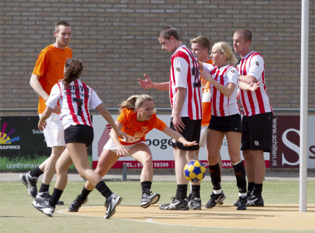 Oranje Wit geeft winst weg tegen stadsgenoot DeetosSnel2