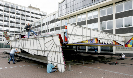 Opbouwen van kermis Spuiboulevard Dordrecht