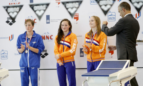 Medaillewinnaar Chantalle Zijderveld met de andere medaillewinnaars Katie Nesbitt en Lisa Kruger.
