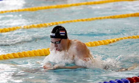 Kyle Stolk in actie op de 200 meter wisselslag.