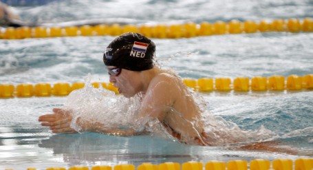 Chantalle Zijderveld op weg naar de eerste plaats op de 100 meter schoolslag.