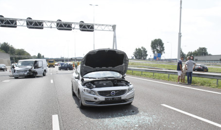 2 gewonden bij ongeluk met meerdere wagens A16