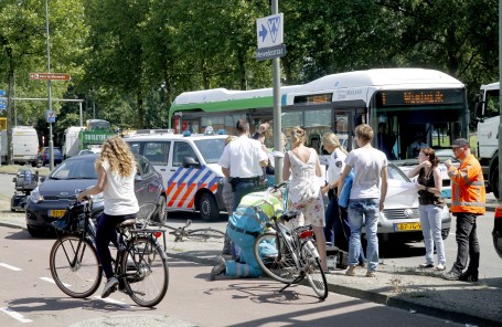 Aanrijding fietser-scooter Merwedestraat3