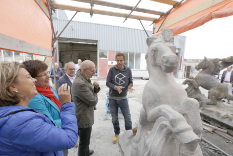 Beeldengroep gebouw De Holland krijgt vorm