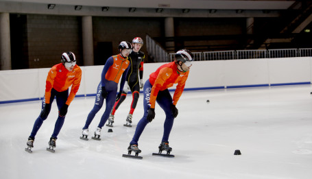 Nederlands Shorttrack rijdt zich warm