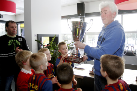 De F-jes van Emma pakten de titel. Ardie den Hoek reikt de wisselbeker uit die bijna groter is dan de voetballertjes zelf. (Foto: Thymen Stolk)