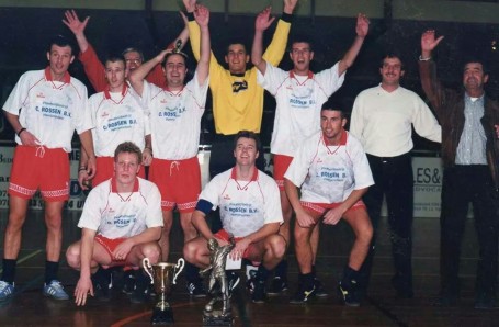 Een foto van het team van Fluks dat in 1999 de laatste editie in de Wielwijkhal op zijn naam schreef.