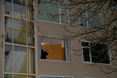 Voorpui uit flatwoning geblazen