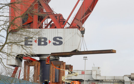 E.B.S Containerkraan 92 voor reparatie op de wal bij hoebe3