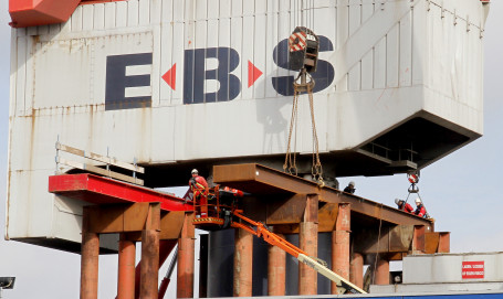 E.B.S Containerkraan 92 voor reparatie op de wal bij hoebe2