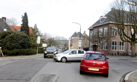 Scooterrijder gewond bij aanrijding op Groenedijk Het is duidelijk nog wennen voor verkeersdeelnemers: op deze kruising heeft rechts voortaan ‘gewoon’ voorrang. Voorheen hadden fietsers en automobilisten op de Stooplaan-Hallinqlaan voorrang.