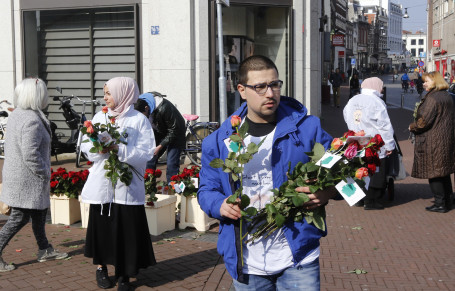 Vrijwilligers Moskee Aksa delen rozen uit Bagijnhof Dordrecht4