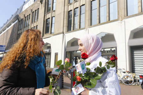VVrijwilligers Moskee Aksa delen rozen uit Bagijnhof Dordrecht3