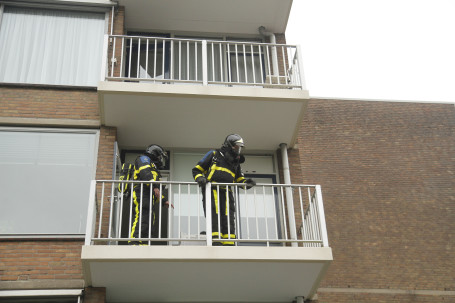 20162204 Veel rook en waterschade bij woningbrand Zwijndrecht Tstolk 001