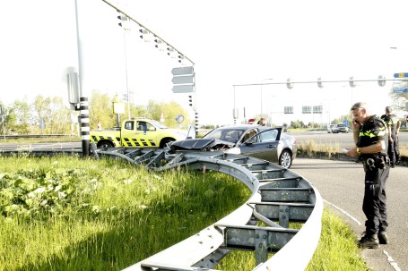 Auto in vangrail , twee gewonden