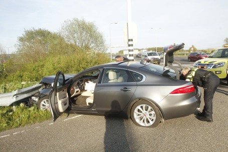 Auto in vangrail , twee gewonden