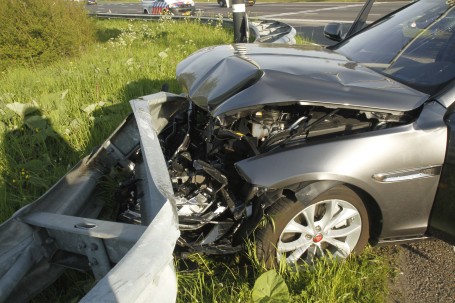 Auto in vangrail , twee gewonden