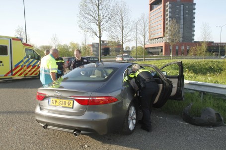 Auto in vangrail , twee gewonden