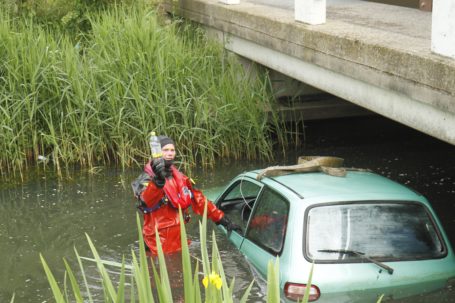 Auto te water geraakt