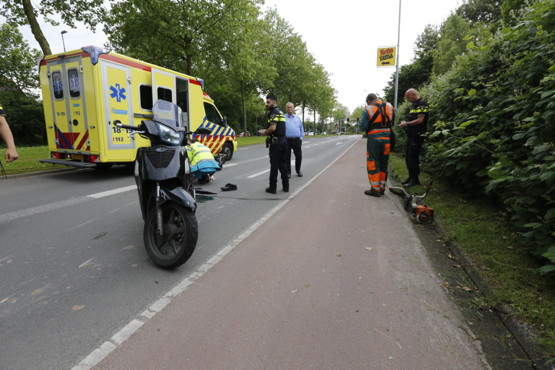 Man valt met scooter op Stadspolderring DordtCentraal Gratis huisaanhuiskrant voor Man valt met scooter op Stadspolderring DordtCentraal Gratis huisaanhuiskrant voor