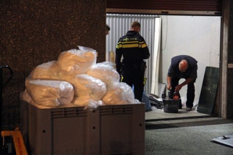 Vermoedelijk drugsversnijdingsmiddelen aan in Dordtse loods IMG_3302 (Medium)