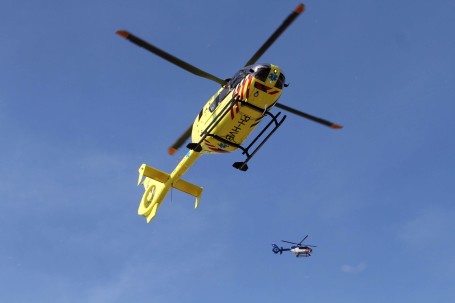 Tien man vast voor dodelijke schietpartij Terwijl de traumaheli het plaats delict weer verlaat, arriveert de politieheli. (Foto: Michel Sterrenberg)